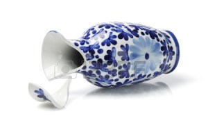 14094268-kırık-porselen-vazo-beyaz-arka-plan-yatarken[1]