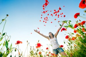 özgürlüğe-giden-10-yol_doğada-mutlu-kadın-600x398[1]