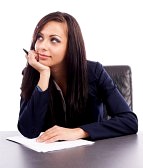 16324158-closeup-portrét-latin-podnikatelka-myšlení,-zatímco-sedí-u-stolu-na-bílém-pozadí[1]