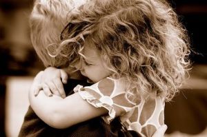 biribirine-sarilmis-iki-cocuk[1]