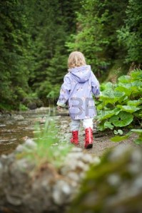27072522-yesil-park-su-dere-boyunca-yuruyus-little-girl1