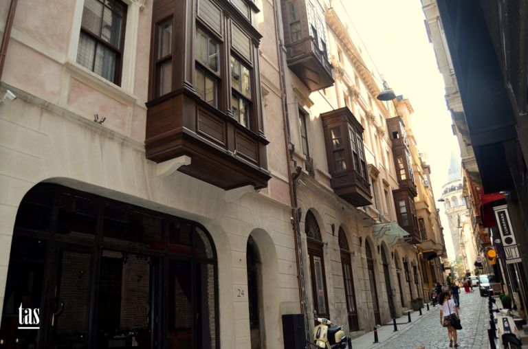istanbul-eski-apartmanlar-kamondo-768x508[1]